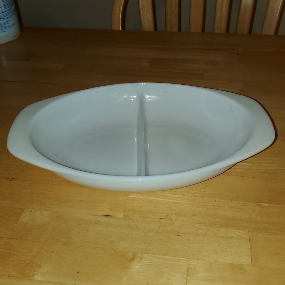 Pyrex Vintage 1063 1 1/2 QT White Milk Glass Oval Divided Baking Dish